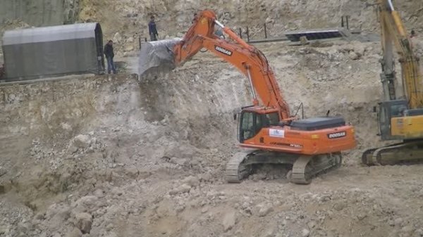 Экскаватор Doosan DX520LC в карьере