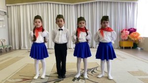 Миру - да! Нет - войне!" слова и музыка Л. Некрасова