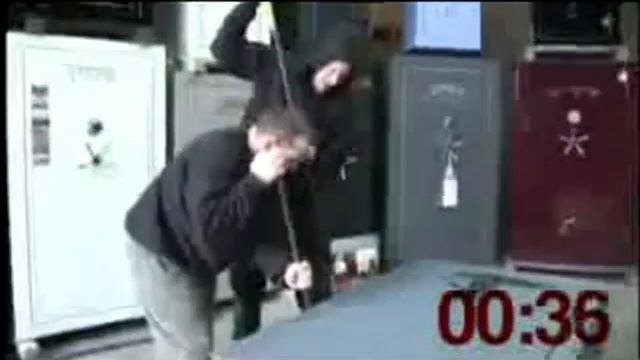 How Easy it is Breaking Into Safe смотреть онлайн