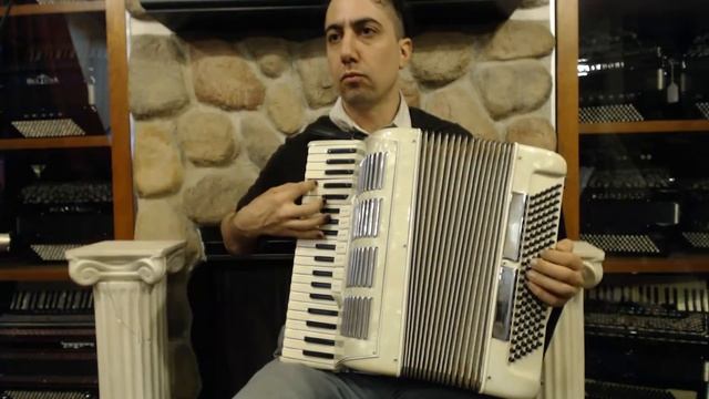 2459 - Cream Bomar Piano Accordion LMH 41 120 $599 смотреть онлайн