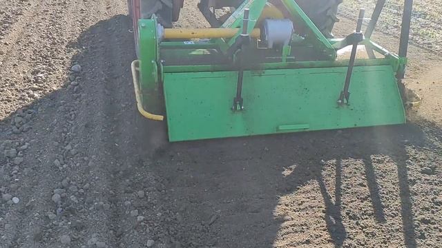 Сажаем картошку с двухрядной сажалкой. смотреть онлайн