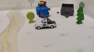 Синий трактор едет на ферму, играем с синим трактором в домашней песочнице - везем бегемотиков