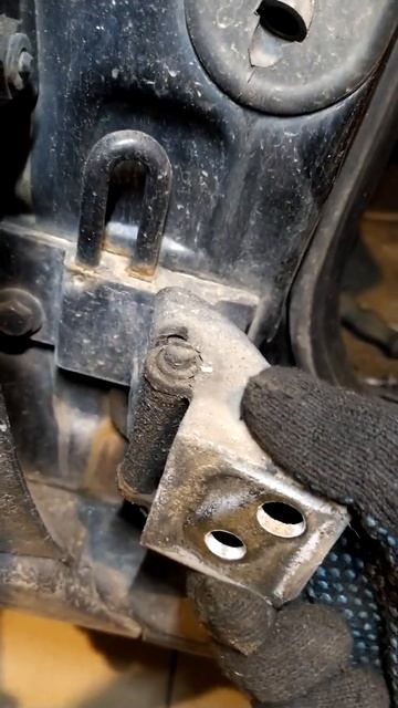 Люфт в петле водительской двери Audi A4 B5 смотреть онлайн