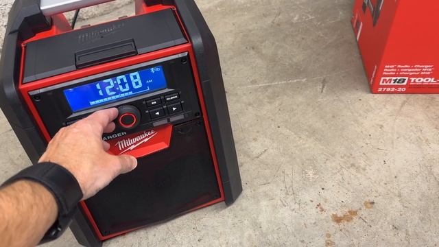 Don't Buy The Milwaukee 2792-20 M18 Job Site Radio with Battery Charger Until You Watch! смотреть онлайн