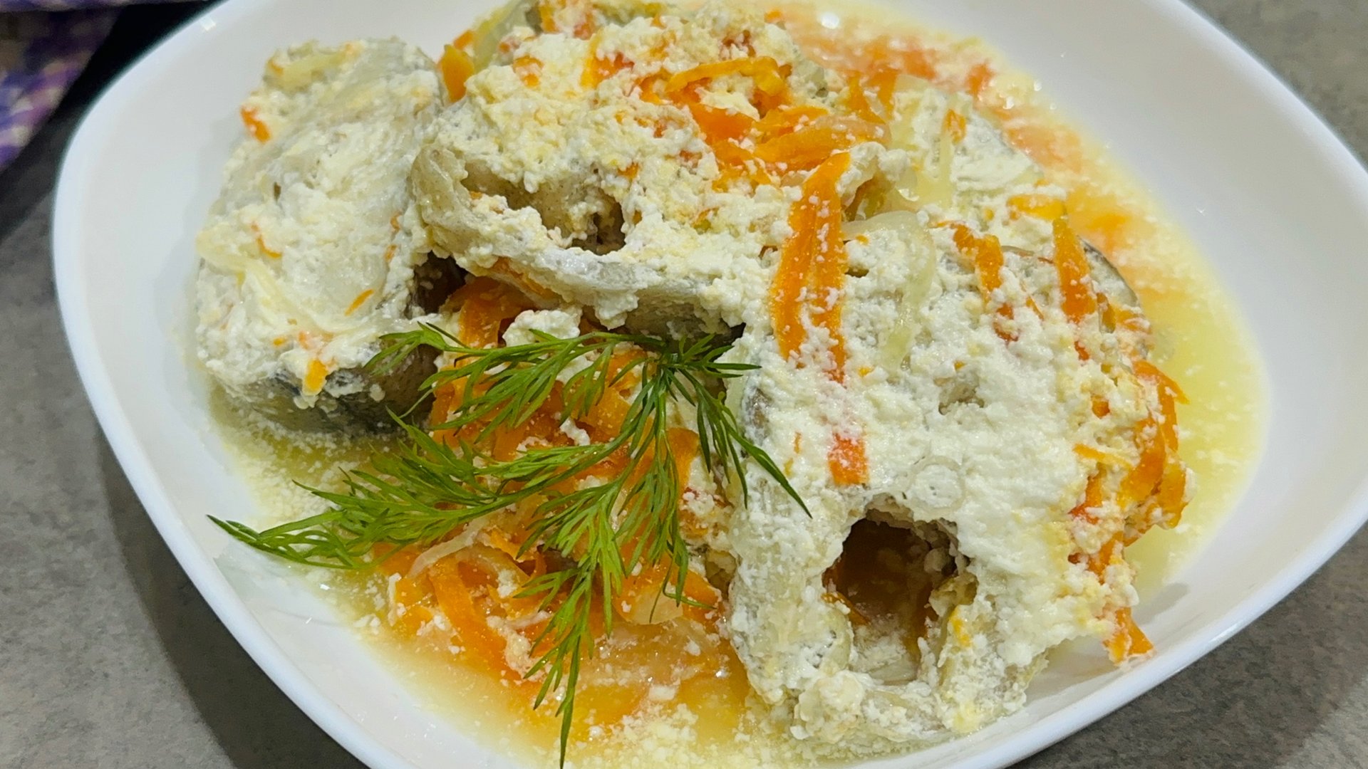 Минтай в сметане с луком и морковью / Вкусный минтай тушеный в сметане с луком смотреть онлайн