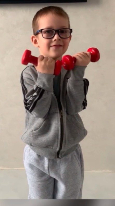 Тренер Артем проводит тренировку