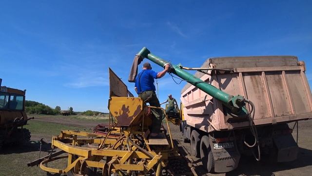 Второй день сева, сгорел мотор отопителя, выезд на пары! (11 мая) смотреть онлайн