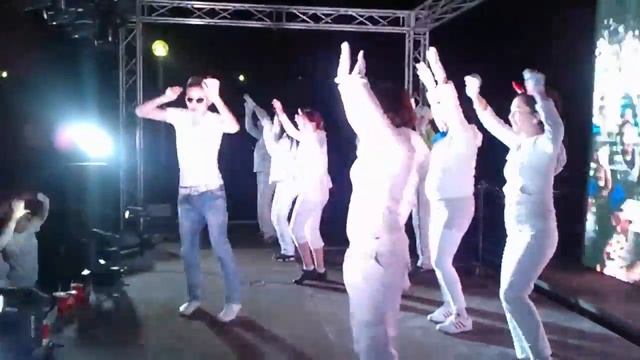 Waka waka flash mob with Max Group ( husey ) смотреть онлайн
