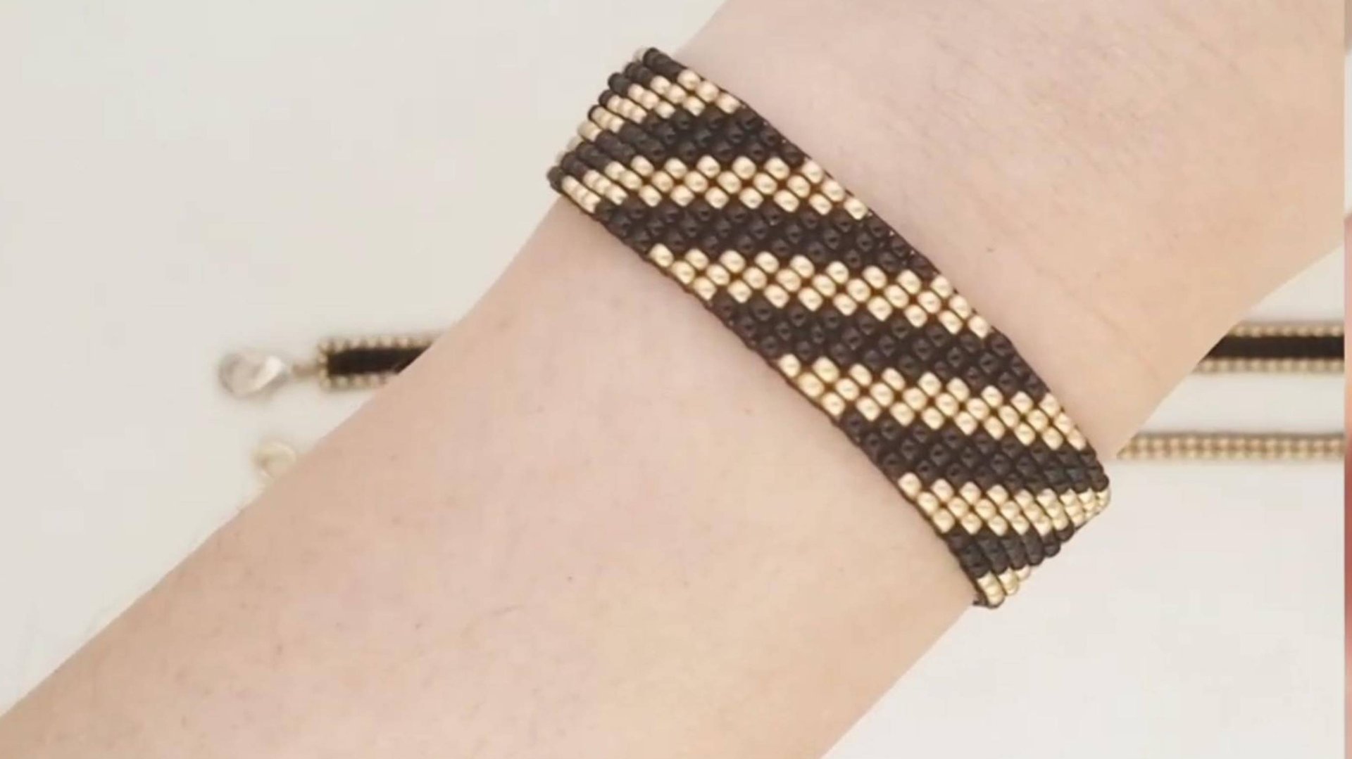 Как сделать браслет из бисера без использования ткацкого станка. Уроки по бисероплетению. смотреть онлайн