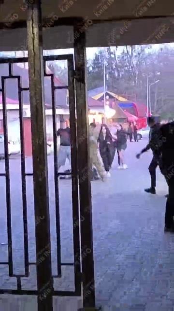 В Киеве группа подростков толпой отработала ТЦКшника решившего проверить у них документы. смотреть онлайн
