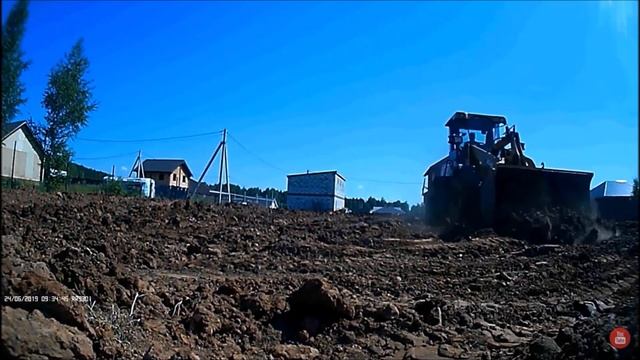 私たちは、フロントローダーで生の地面を水平にします//the tractor levels the raw ground//ДЕЛАЕМ ПЛАНИРОВКУ ПО СЫРОМУ ГРУНТУ смотреть онлайн