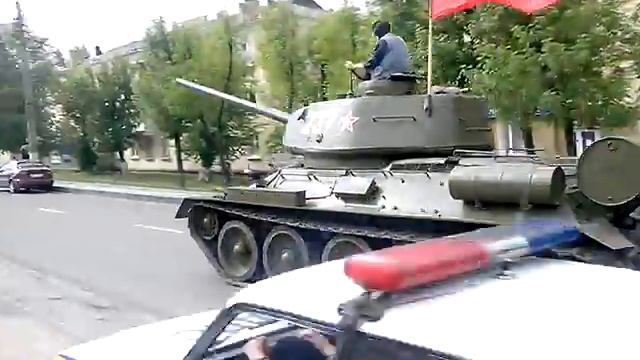 Т-34 85 Проехал по ул.Оборонной. смотреть онлайн