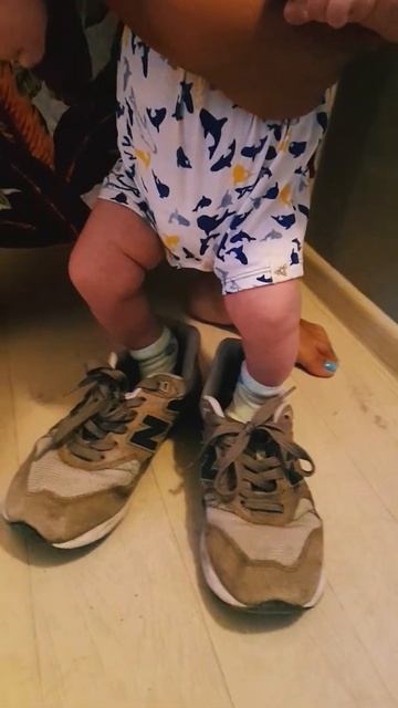 Слишком большая обувь😂