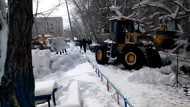 Трактор застрял во дворе Герцена 10, а другой его вытаскивает(1) смотреть онлайн