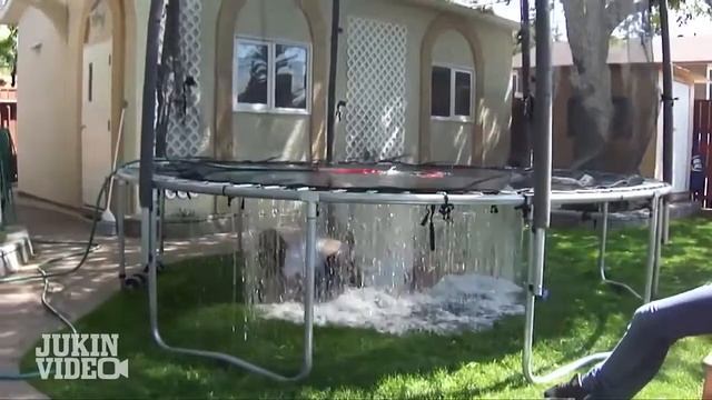 ДЕТИ ЛОПНУЛИ ШАР С ВОДОЙ смотреть онлайн