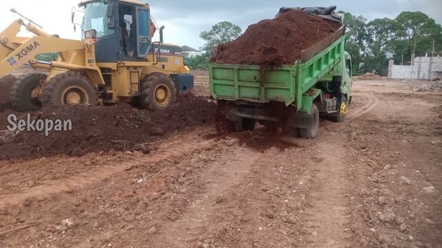 Strong Power XGMA Wheel loader And Dump Trucks Working Unloading Soil смотреть онлайн