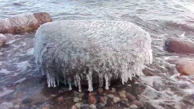 Камни на побережье Калтене.