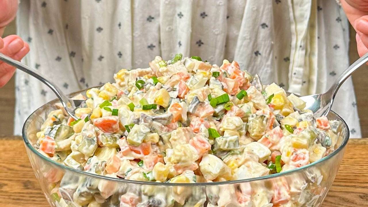 Простой и вкусный салат из доступных продуктов. Салат из куриной грудки с огурцами.