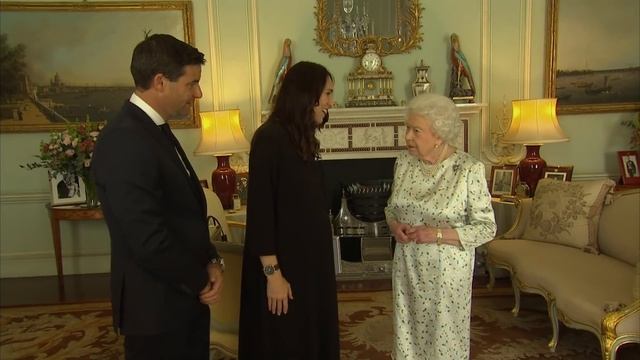 The Queen hosts Jacinda Ardern and Clarke Gayford at Buckingham Palace смотреть онлайн