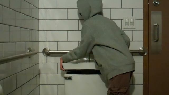 3574: Trying to Open the Tank Lid on a Toto Eco Soirée Toilet смотреть онлайн