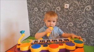 Машина едет далеко Ребенок смешно поет песенку в 2 года