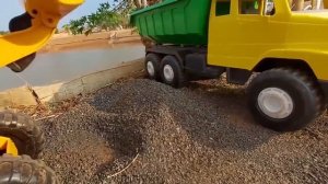 синий трактор работает на ферме для детей tractor working on the farm for kids
