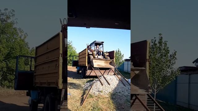 бобкэт заезжает в самосвал. Unc 060 против газона