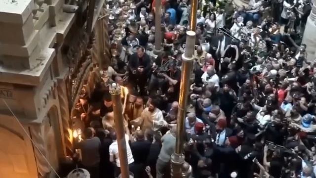 В Иерусалиме сошел Благодатный огонь смотреть онлайн