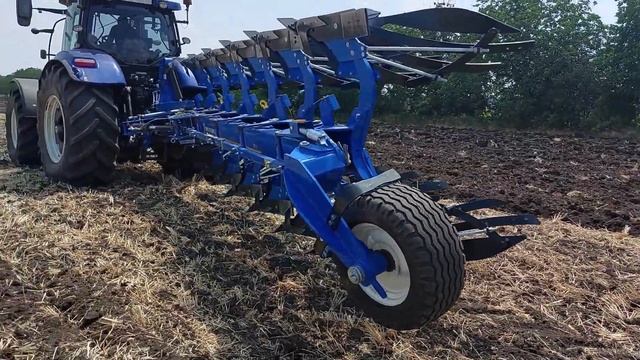 Трактор New Holland T7070 + плуг New Holland PXVS6