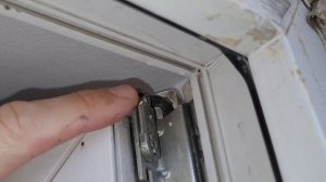 Не закрывается створка двери или окна, затирает, цепляется за цапфы. Как отрегулировать?