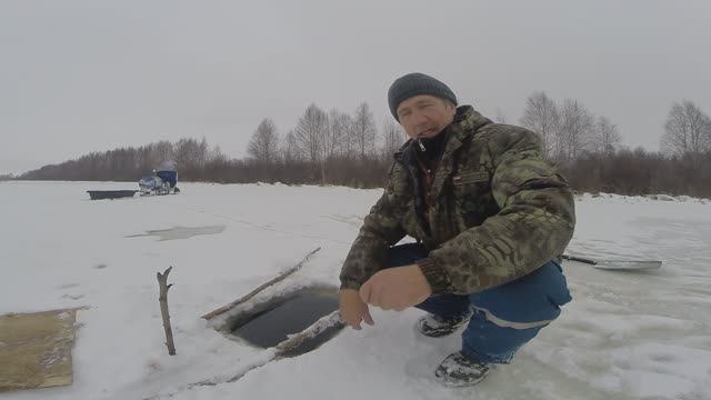 Зимняя рыбалка в Сибири, часть 55: зимний карась. смотреть онлайн