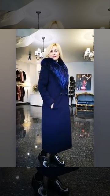 Пальто женское из шерсти Альпака с отделкой из меха енота смотреть онлайн