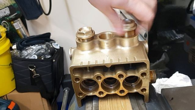 Interpump W3523 Pump Rebuild Part 2 - Manifold/Head смотреть онлайн