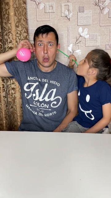 Вона вміє так надувати шарік😱#shorts