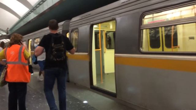 Метропоезд 81-720.1 на станции Зябликово смотреть онлайн
