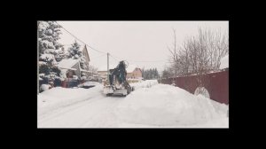 Желтый трактор, желтый трактор, едет желтый трактор убирает снег.