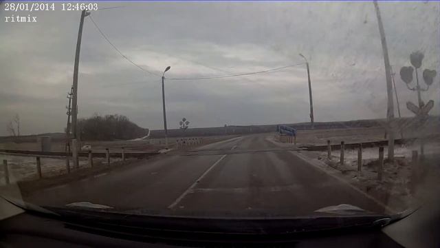 Автобус неудачно вписался в поворот и ушёл в кювет смотреть онлайн