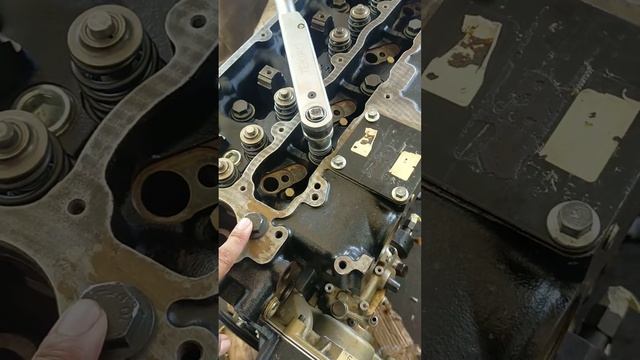 cara kencangkan bolt cyl head perkins 1104A смотреть онлайн