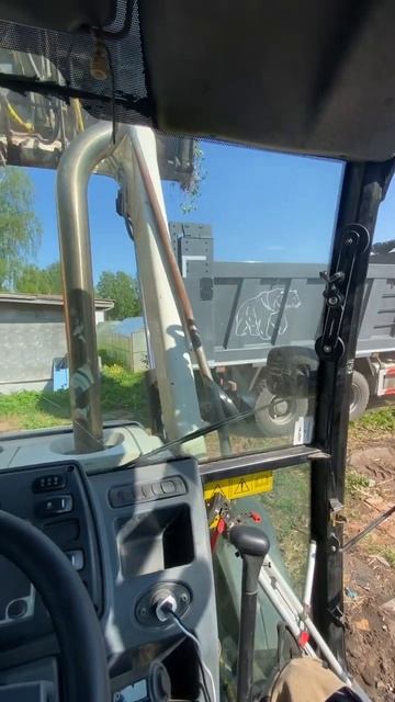 Погрузка #самосвал #экскаваторпогрузчик #терекс #terex #большегруз #sachman смотреть онлайн