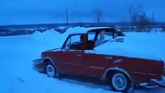 Уборка снега автомобилем ВАЗ 2101 пикап с отвалом. смотреть онлайн