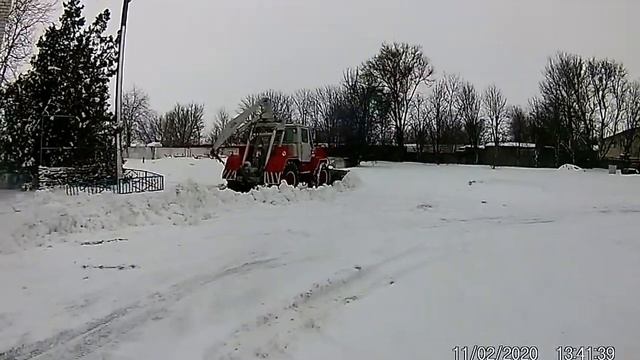 Очистка двора от снега новым самодельным отвалом на тракторе Т150 смотреть онлайн