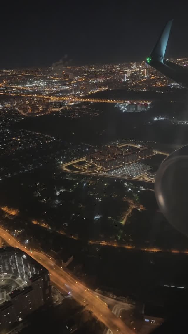 Ночная красивая посадка в аэропорту Внуково на Boeing 737 авиакомпании Победа смотреть онлайн