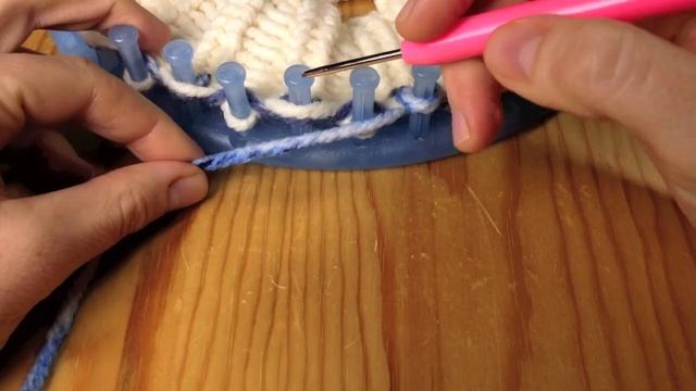 How to Loom Knit a Bicolor Brioche Stitch Hat (DIY Tutorial) смотреть онлайн