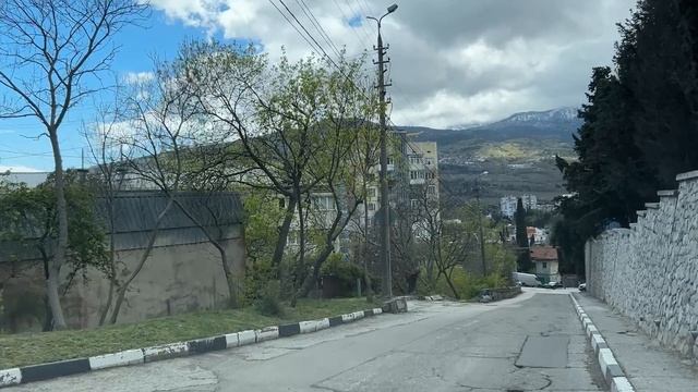 Ялта. С ул.Рабочей на Халтурина, вниз до Кирова ул. 13.04.25. Крым. Crimea. Yalta. смотреть онлайн