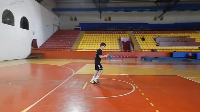 Водење на топка во движење (РАКОМЕТ) смотреть онлайн