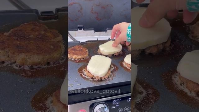 СОГЛАСИТЕСЬ, ЧТО ДОМАШНИЕ БУРГЕРЫ НАМНОГО ВКУСНЕЕ🤤🤤 #бургер #бургердома #рецептбургера