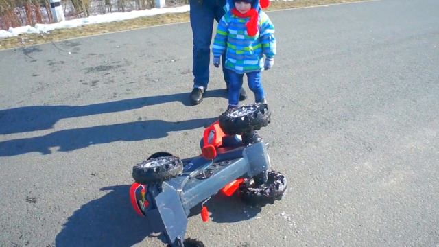 Детский трактор на педалях.ПАПА угнал трактор! смотреть онлайн