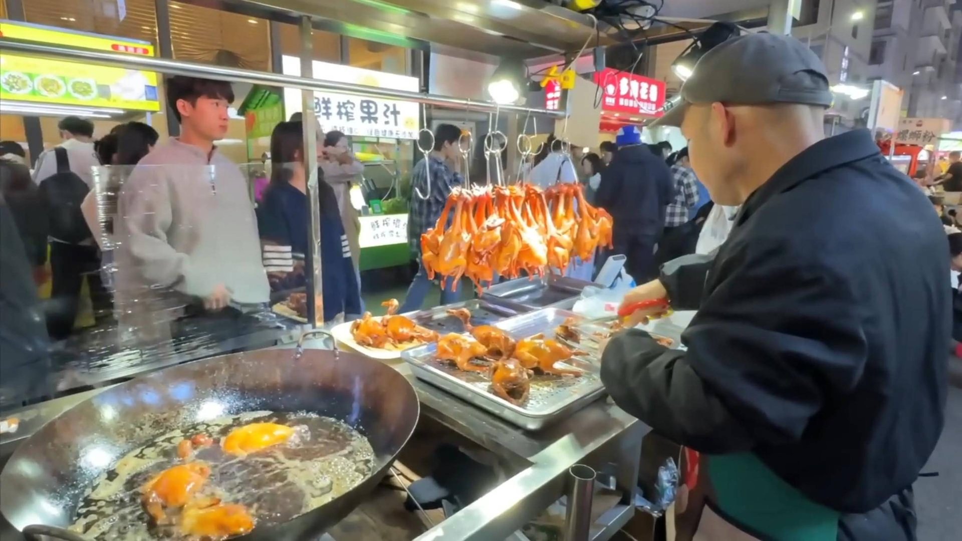 Увлекательное путешествие на традиционный ночной рынок Гуанси в южной части Китая. смотреть онлайн