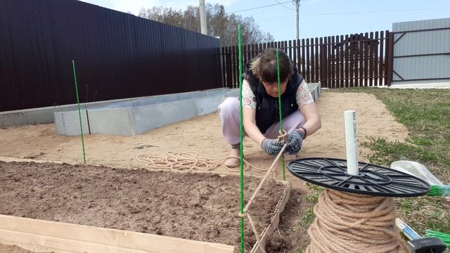 Защитила грядки , теперь не затопчет , налила воды с запасом , и даже машину вымала смотреть онлайн