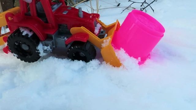 Видео с игрушками для детей. Трактор и разноцветные пирамидки смотреть онлайн